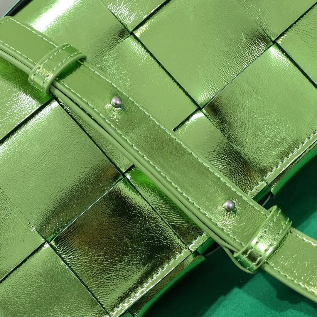 B’s new product is online!  The most popular CASSETTE square bag has new samples! If you think the original look is ordinary, then you will definitely like this one😍 The leaf-green slightly wrinkled bright metal and the often woven appearance present a classic work with a cool high-end feel. The look is already super cool when you pick it up. You must have the most special color. Size: 23x15x6. Model number; 6687